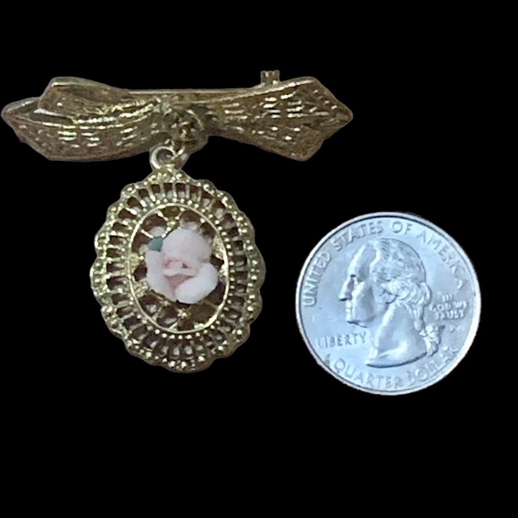Vintage Brooch Pin Gold-Tone Ribbon with Porcelain Rose Dangling on a Pendant - Picture 4 of 6